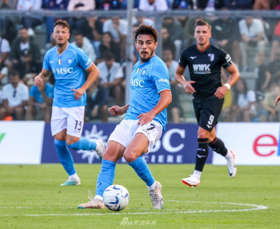 备受瞩目的 备受瞩目的